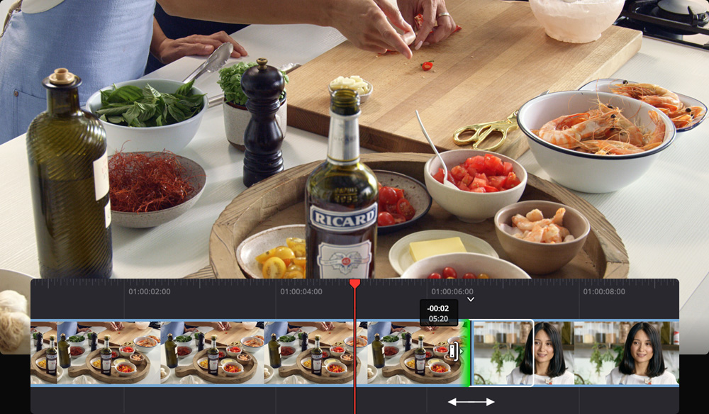 Инструмент подрезки на Cut page DaVinci Resolve возле границы двух клипов