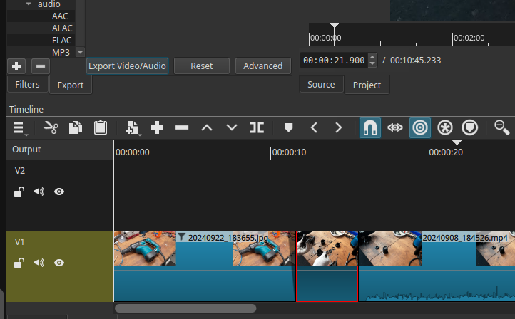 Timeline Shotcut с дорожками V1 и V2, клипами и волновой формой
